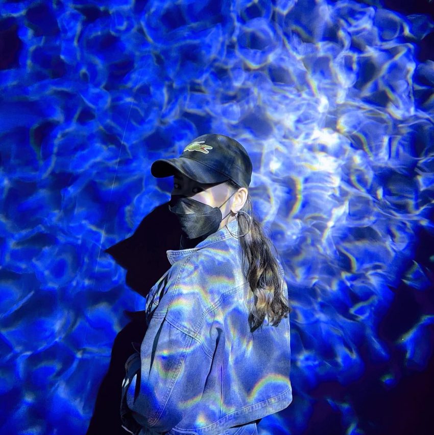 【基隆潮境智能海洋館】遊玩攻略推薦！超大水族缸合照魟魚、水母，門票優惠&交通一日遊