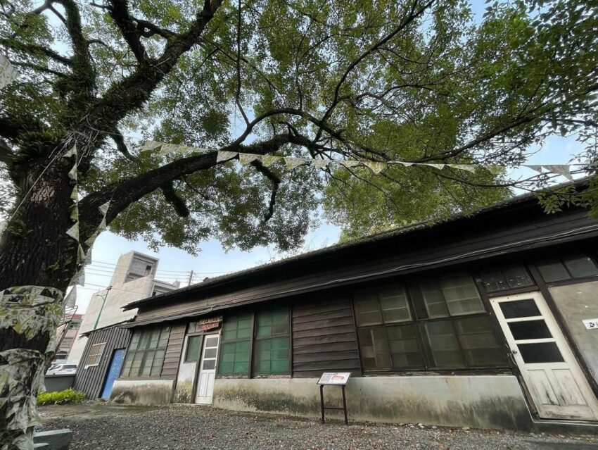 漫遊集集線｜集集綠色隧道自行車道，樟腦出張所彷彿還停留在一百多年前的那時候，木製的宿舍建築上，綠色的窗格、白色的牆面、深棕色的大門，吸引著喜好歷史舊物的旅客們探訪。