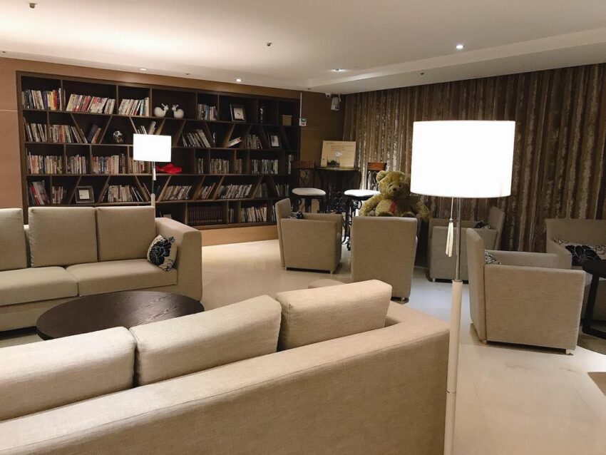 屏東住宿|＃2薇米文旅，它的地理位置真的太好了，步行1分鐘到達屏東夜市、5分鐘到市中心的購物商場、火車站和轉運站，不論你是晚上才辛苦到達屏東，或是想出門吃宵夜，都超級方便。