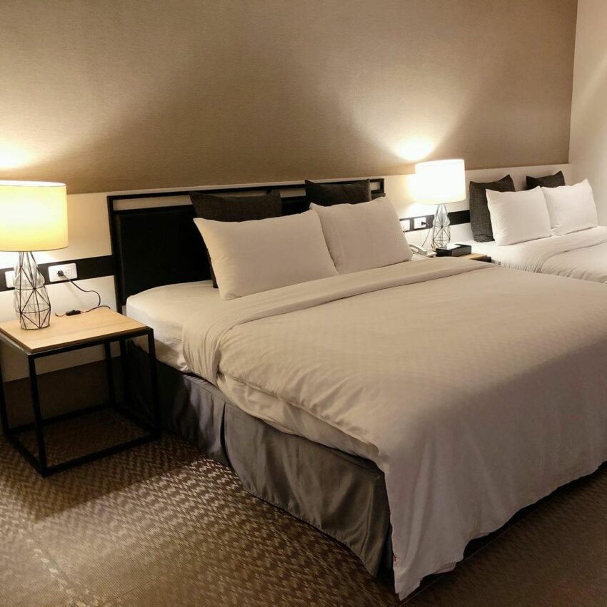 屏東住宿|＃4六本木MOTEL，工業風的裝潢，讓房內看起來寬敞舒適，如果對菸味敏感，選擇無車庫房可以減少聞到菸味的機會。