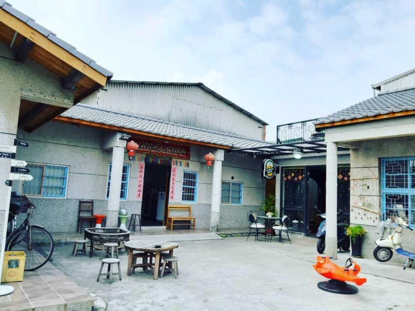 屏東住宿|＃6鄉下人家，有著大院子的洗石子三合院，建築裡擺滿著各種懷舊物品，有天線的電視機、用轉的老式電話、還有很多年輕人沒用過的卡帶收音機等。房裡的傢俱也以木製或竹製為主，搭配單色布料，打造出純樸復古的氛圍。