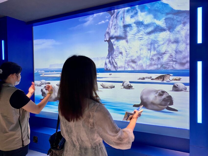 【基隆潮境智能海洋館】遊玩攻略推薦！超大水族缸合照魟魚、水母，門票優惠&交通一日遊