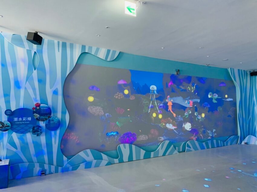 【基隆潮境智能海洋館】遊玩攻略推薦！超大水族缸合照魟魚、水母，門票優惠&交通一日遊