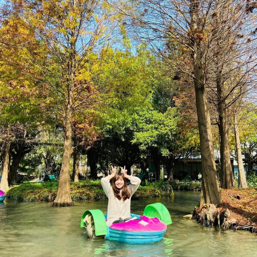 溪湖糖廠｜沐卉親子農場占地廣大，活動多元，是休閒假日時出遊的好去處。沐卉親子農場內設備有2個大戲水池和瀑布灑水，分別適合孩童戲水，一旁則有大草皮可以野餐、丟球、玩飛盤，炎炎夏日帶孩子在此消暑