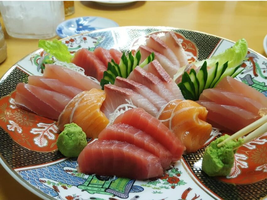 溪湖景點｜溪湖春日日本料理提供道地的日式料理，吧台上師傅現場製作料理上桌，米飯採用越光米，以及每日從基隆漁港進貨的新鮮魚料