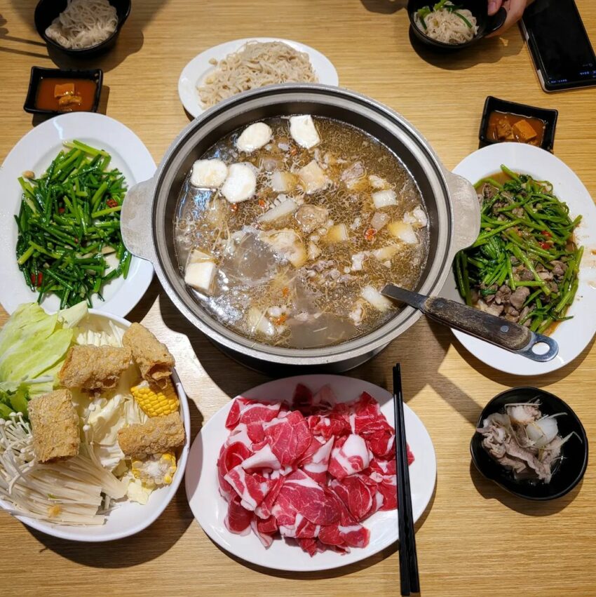 溪湖景點│阿秀羊肉爐的湯頭有薑絲清燉和中藥兩種，提供給不同口味的顧客選擇，小編覺得2種湯都好喝，夏天喝清燉不上火，冬天就喝中藥溫補最適合，再配上幾盤熱炒，鹹香的炒菜與甘甜的湯頭搭配得超級完美。