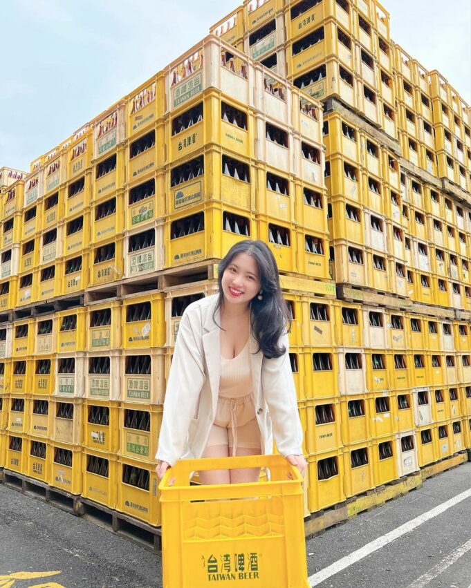 宜蘭市景點|宜蘭酒廠利用各種可愛的造景,吸引超多遊客前來,為老酒廠帶來了新的活力,巨型的台啤鋁罐、用一箱箱黃色啤酒箱組成的金字塔、整排的酒甕牆,真的超級好拍 宜蘭市景點 宜蘭市區景點 宜蘭市區