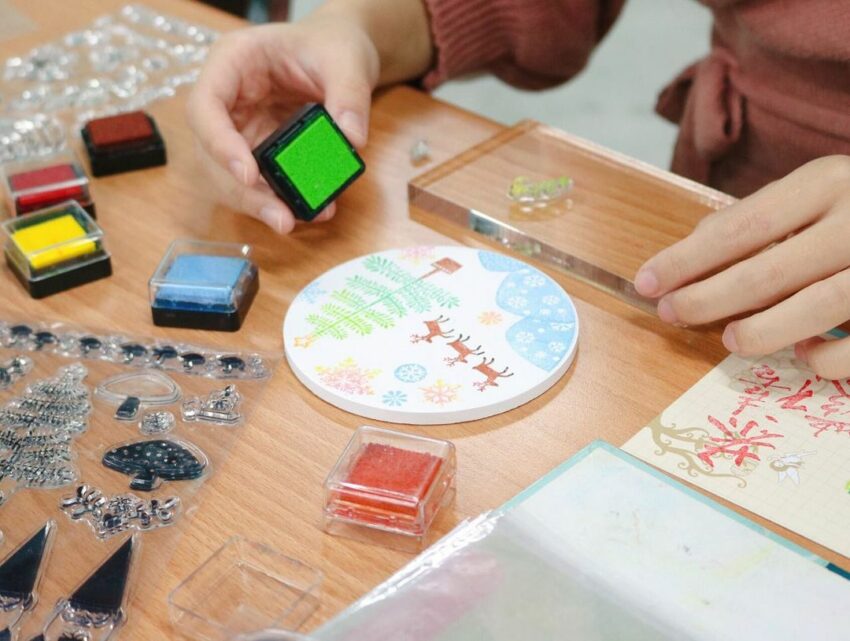 宜蘭市景點|莎貝莉娜精靈印畫學院,利用水晶印章,發展創意完成印畫作品。購物區則有各種設計款印章,以及各種顏色的印台,喜歡手作小物的文具控,千萬別錯過了。 宜蘭市景點 宜蘭市區景點 宜蘭市區