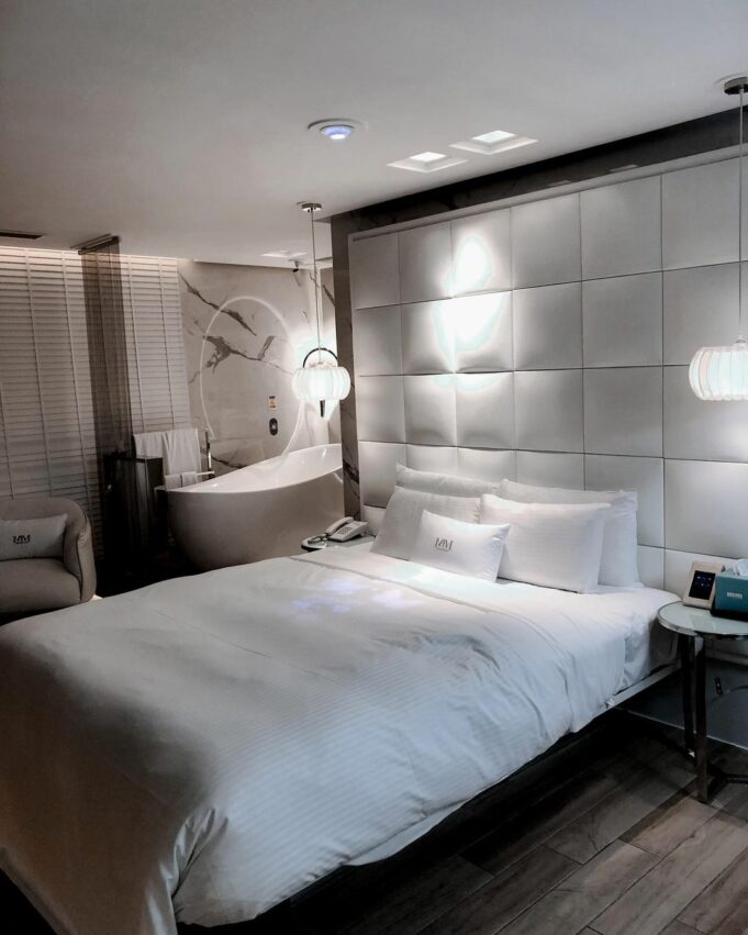 【桃園汽車旅館推薦】精選10間桃園摩鐵汽車旅館、私人泳池、KTV夜唱、生日看電影全攻略！