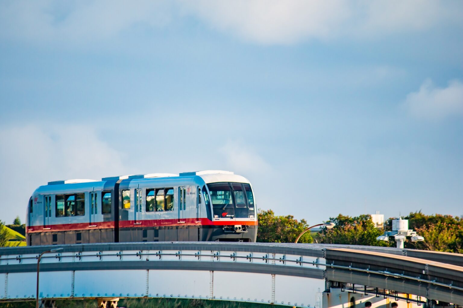 沖繩交通不租車可以玩沖繩嗎？輕軌/公車/計程車怎麼搭？沖繩交通攻略看這篇就懂！