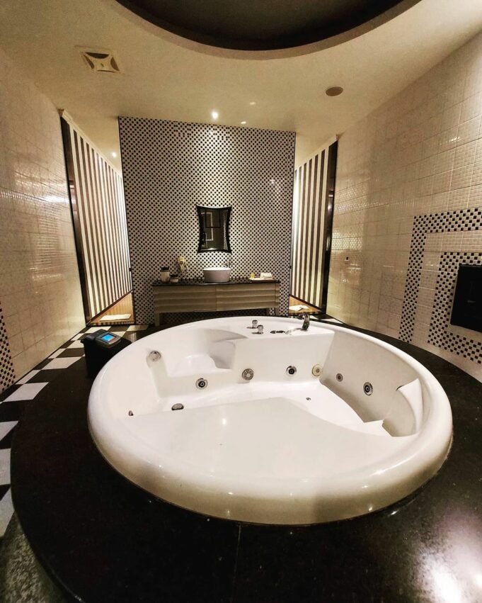 【桃園汽車旅館推薦】精選10間桃園摩鐵汽車旅館、私人泳池、KTV夜唱、生日看電影全攻略！