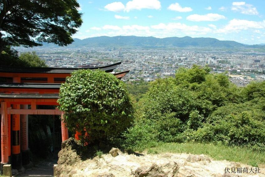 京都伏見稻荷大社｜千本鳥居、狐狸御守等伏見稻荷一日遊！伏見稻荷開放時間/傳說由來/交通地圖/必買必吃/和服推薦