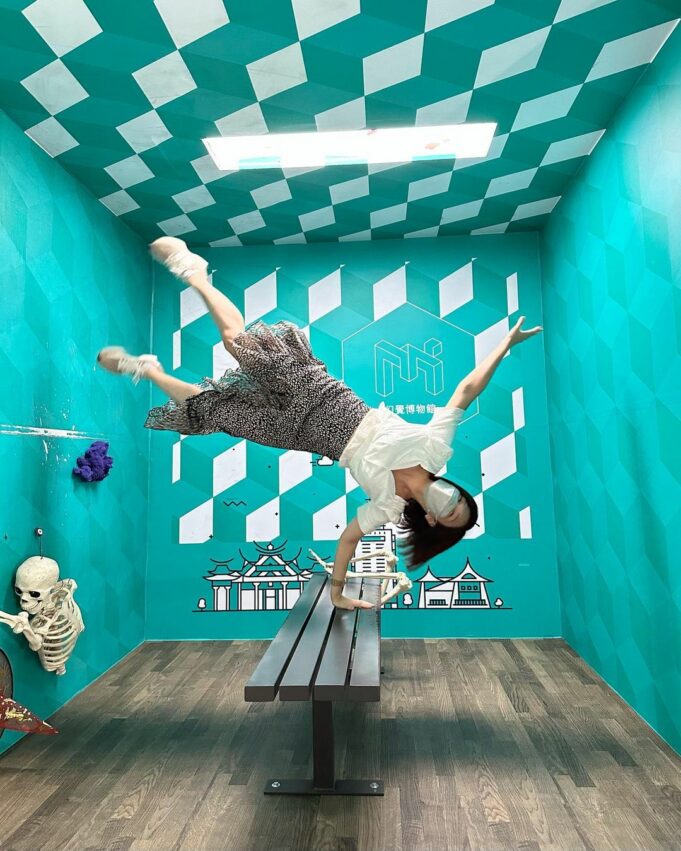 台中景點幻覺博物館，利用光影、錯視、角度等方式，來騙過你的大腦，帶你進入眼見不為憑的奇幻世界。館區共有三層樓50多樣的展品,博物館,科工館, 蘭陽博物館, 袖珍博物館, 海洋科博館, 科學教育博物館, 台南美術博物館, 台北博物館, 台南博物館, 計程車博物館, 鐵道博物館, 台南歷史博物館, 國立科學工藝博物館, 科學博物館, 國立台灣博物館, 台博館, 史前博物館, 國立臺灣博物館, 台南水道博物館, 蘭陽博物館門票, 恐龍博物館, 台南山上花園水道博物館, 科工館展覽, 台南軍艦, 安平定情碼頭德陽艦園區, roberty瘋狂夢想藝術園區, 歷史博物館台南, 科學工藝博物館, 麵包超人博物館, 國立臺灣博物館鐵道部園區, 计程车博物馆, 北部博物館, 中部博物館, 南部博物館, 東部博物館, 海事博物館, 鐵路博物館, 奧塞美術館, 藝術博物館, 台南化石館, 侏羅紀博物館, 科博館台北, 恐龍館, 台南恐龍博物館, 化石館, 瘋狂夢想藝術園區, 西洋博物館, 石尚自然史博物館, 台灣博物館南門園區, v&a博物館, 北投博物館, 台北歷史博物館, 台灣博物館鐵道部, 世界三大博物館, 奧賽博物館, 台北鐵道博物館, 軍事博物館, 射擊博物館, 歷史博物館台北, 大英博物館門票, 大博物展, 古生物館, 台南史前博物館, 台北恐龍博物館, 台北袖珍博物館, 臺博館, 博物館台北, 大英博物館官網, 世界博物館, 原住民博物館, 國立博物館, 恐龍化石博物館, 日清泡麵博物館, 大英博物館英文, 穹頂計畫, 台北市博物館, 博物館學會, 國立西洋美術館, 現代藝術博物館, 科學博物館台北, 有章藝術博物館, 工藝博物館, 幻覺博物館訂票, 線上博物館, 博物館日, 蒂姆沃克美妙事物, 博物館學, 國際博物館日, 台南考古館, 史博館台南, 歷史博物館門票, 台南化石博物館, 順益台灣美術館, 台南史博館, 台南自來水博物館, 國家博物館, 自然歷史博物館, 台北科學博物館, 愛博物館卡, 羅浮宮博物館, 安平定情碼頭, 郵政博物館台北館, 立體劇場, 大英博物館木乃伊, 台北博物館展覽, 蘭陽博物館營業時間, 台南台灣歷史博物館, 安平情定碼頭, 台北故宮博物館, 安平定情码头德阳舰园区, 電影博物館,