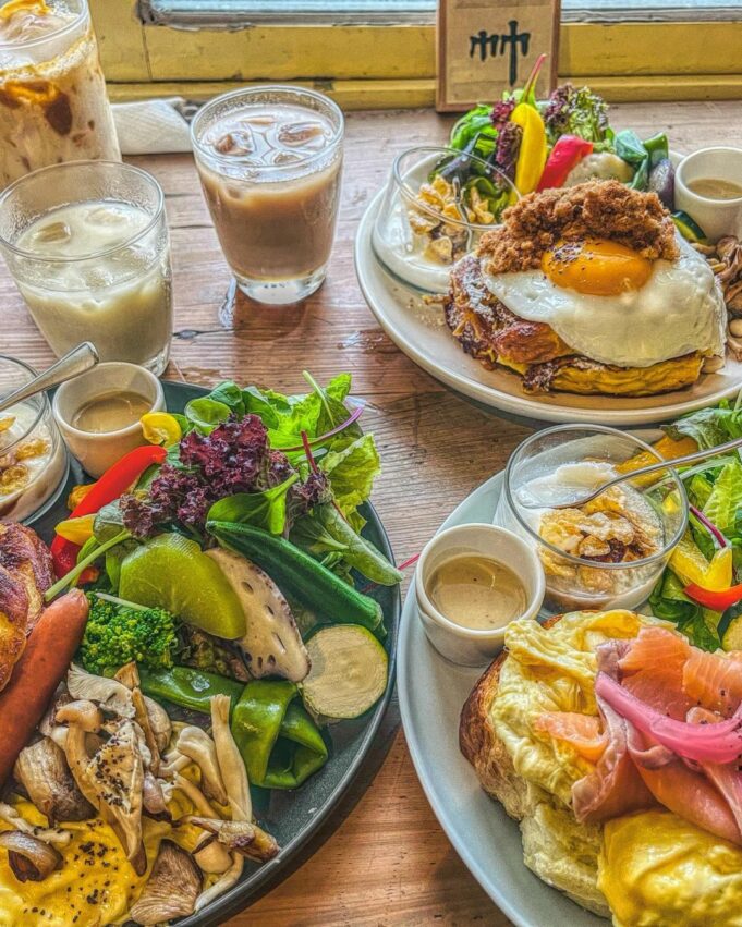 台中早午餐,Opus67的早午餐份量都很足,麵包、奶油蛋、沙拉、優格等配料,再加上不同的主菜,食量小的吃完一份真的可以飽到晚上呢! 台中早午餐,Opus67的早午餐份量都很足,麵包、奶油蛋、沙拉、優格等配料,再加上不同的主菜,食量小的吃完一份真的可以飽到晚上呢!