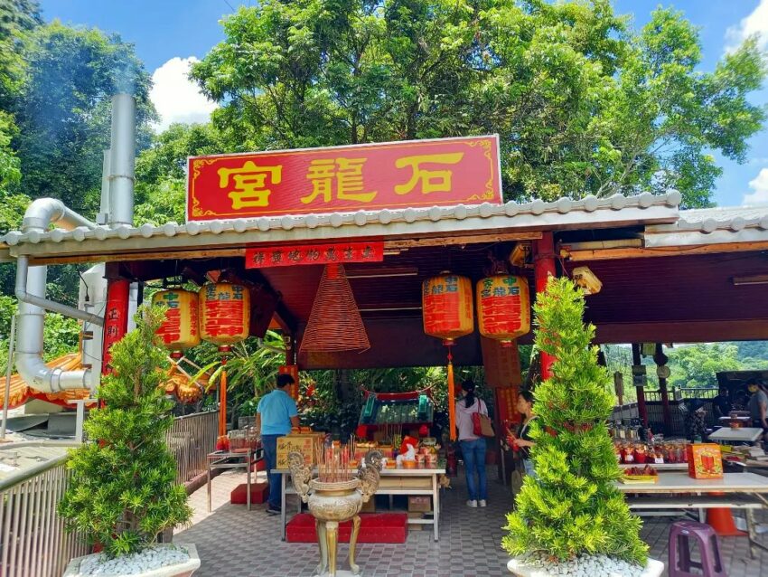 泡麵土地公|南投中寮石龍宮|用泡麵拜拜?還有免費泡麵可以吃!業績冒泡必朝聖的土地公廟 南投中寮_石龍宮泡麵土地公