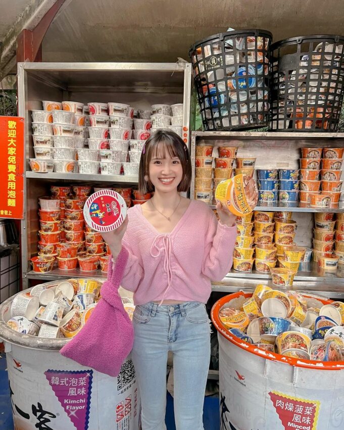 泡麵土地公|南投中寮石龍宮|用泡麵拜拜?還有免費泡麵可以吃!業績冒泡必朝聖的土地公廟 南投中寮_石龍宮泡麵土地公