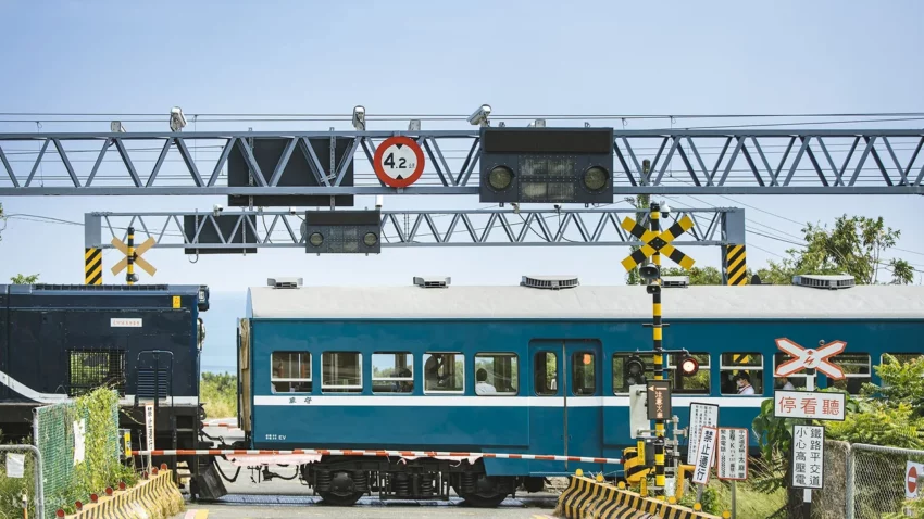 【藍皮解憂號】最美海岸線觀光列車，時刻表/票價/行程路線，南迴線藍皮火車一日遊