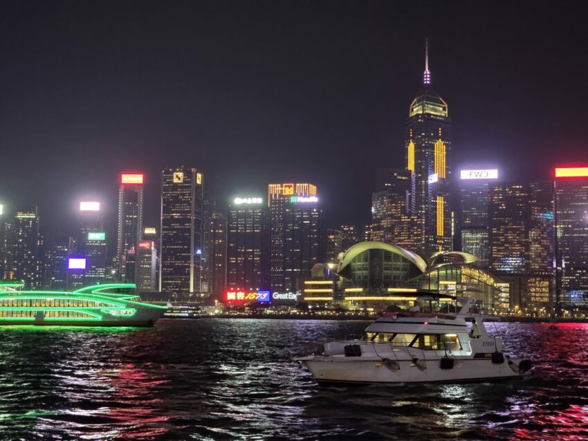 【香港夜景推薦】世界三大夜景之一！夜遊香港太平山頂、維港、中環摩天輪，10個香港晚上好去處