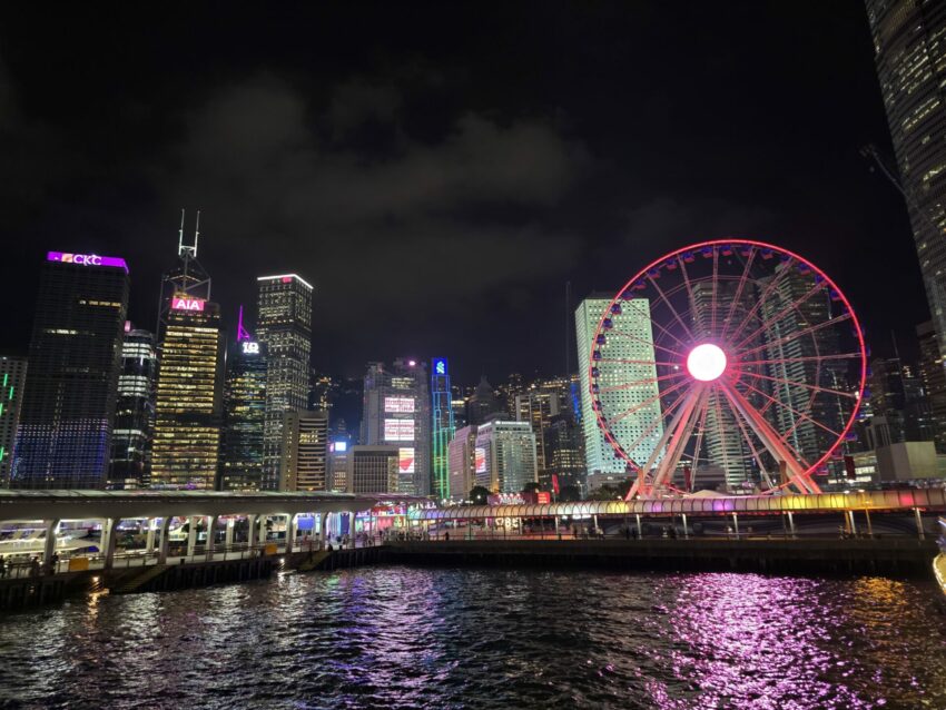 【香港夜景推薦】世界三大夜景之一！夜遊香港太平山頂、維港、中環摩天輪，10個香港晚上好去處