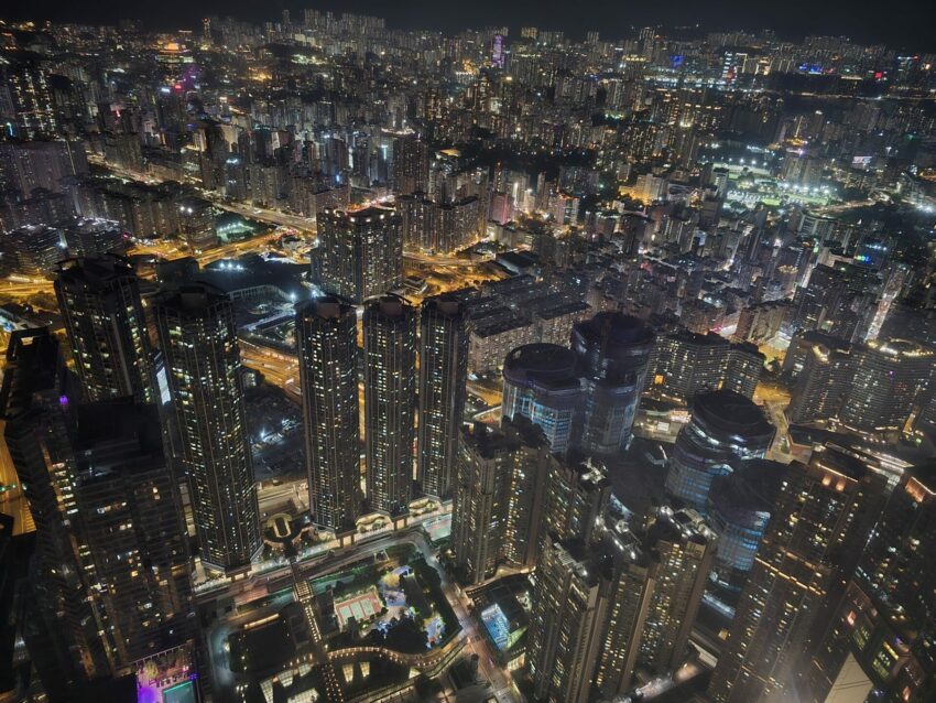 【香港夜景推薦】世界三大夜景之一！夜遊香港太平山頂、維港、中環摩天輪，10個香港晚上好去處
