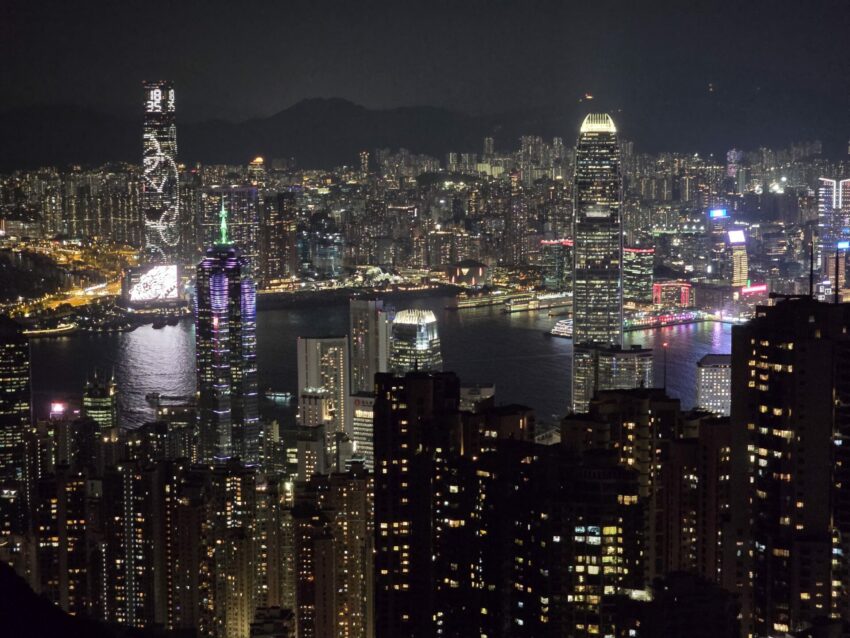 【香港夜景推薦】世界三大夜景之一！夜遊香港太平山頂、維港、中環摩天輪，10個香港晚上好去處