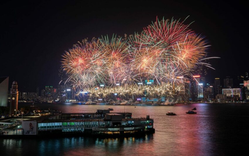 【香港夜景推薦】世界三大夜景之一！夜遊香港太平山頂、維港、中環摩天輪，10個香港晚上好去處