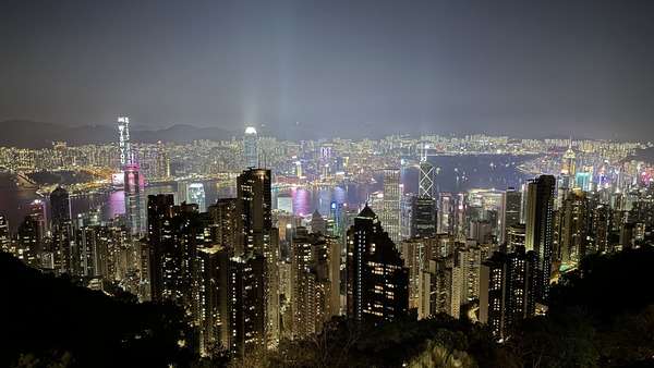 【香港夜景推薦】世界三大夜景之一！夜遊香港太平山頂、維港、中環摩天輪，10個香港晚上好去處