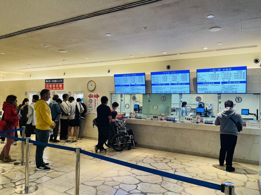 【沖繩美麗海水族館】黑潮之海鯨鯊餵食秀！門票交通＆各區亮點全攻略