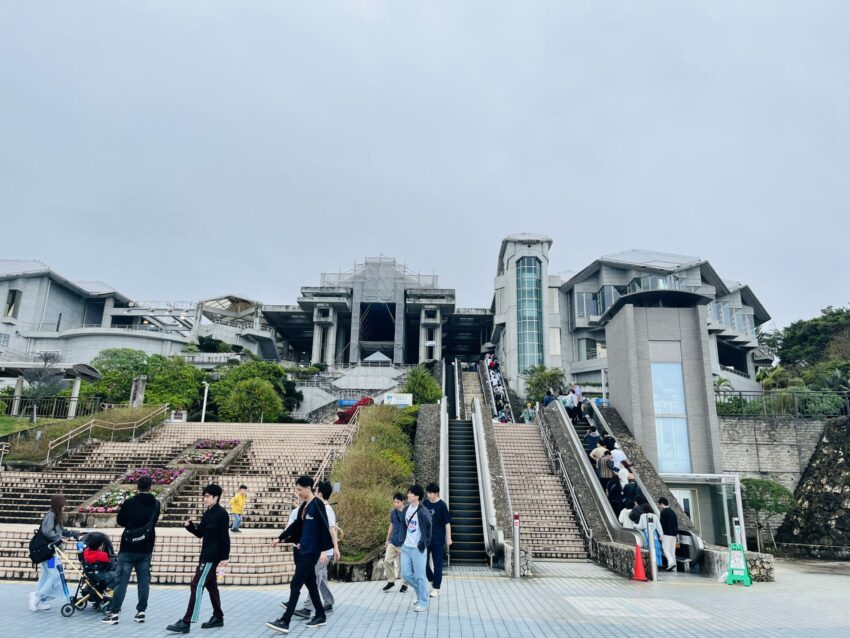 【沖繩美麗海水族館】黑潮之海鯨鯊餵食秀！門票交通＆各區亮點全攻略