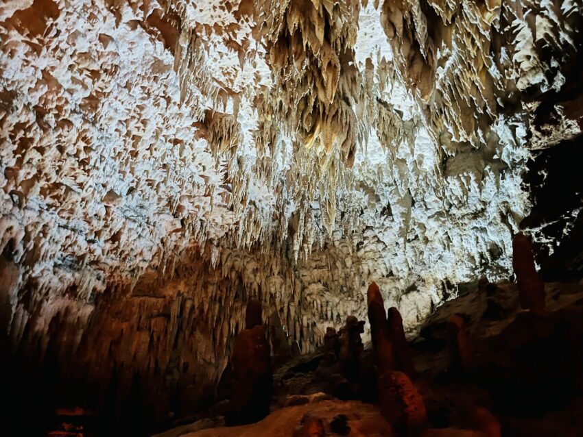 【沖繩世界玉泉洞】鐘乳石奇景、必看太鼓秀！玉泉洞門票/手作體驗/交通/美食一次看