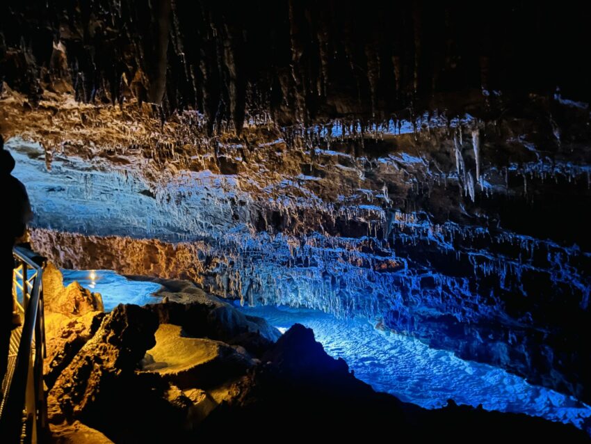 【沖繩世界玉泉洞】鐘乳石奇景、必看太鼓秀！玉泉洞門票/手作體驗/交通/美食一次看