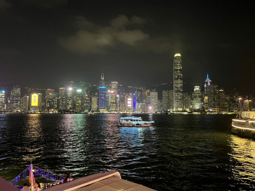 【維多利亞港一日遊】維港遊輪/幻彩詠香江燈光秀/夜景/飯店推薦，玩遍香港維多利亞海港的日與夜