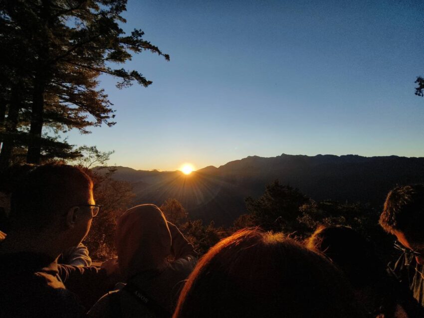 阿里山日出 阿里山日出｜6大阿里山賞日出好地點、日出時間、交通行程攻略 1 2026