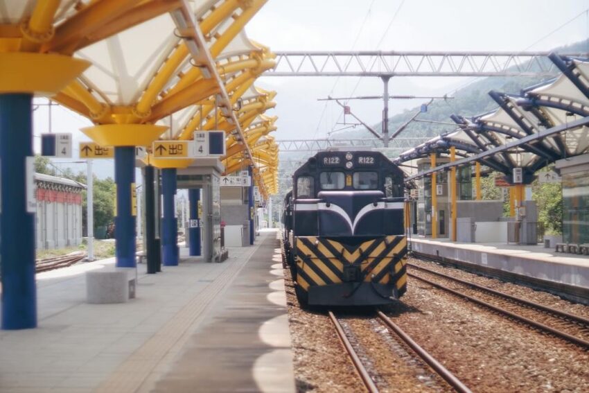 【藍皮解憂號】最美海岸線觀光列車，時刻表/票價/行程路線，南迴線藍皮火車一日遊